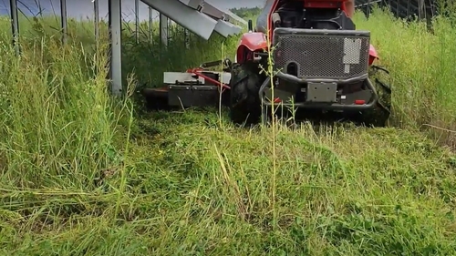 Koszenie traw i łąk na farmach fotowoltaicznych